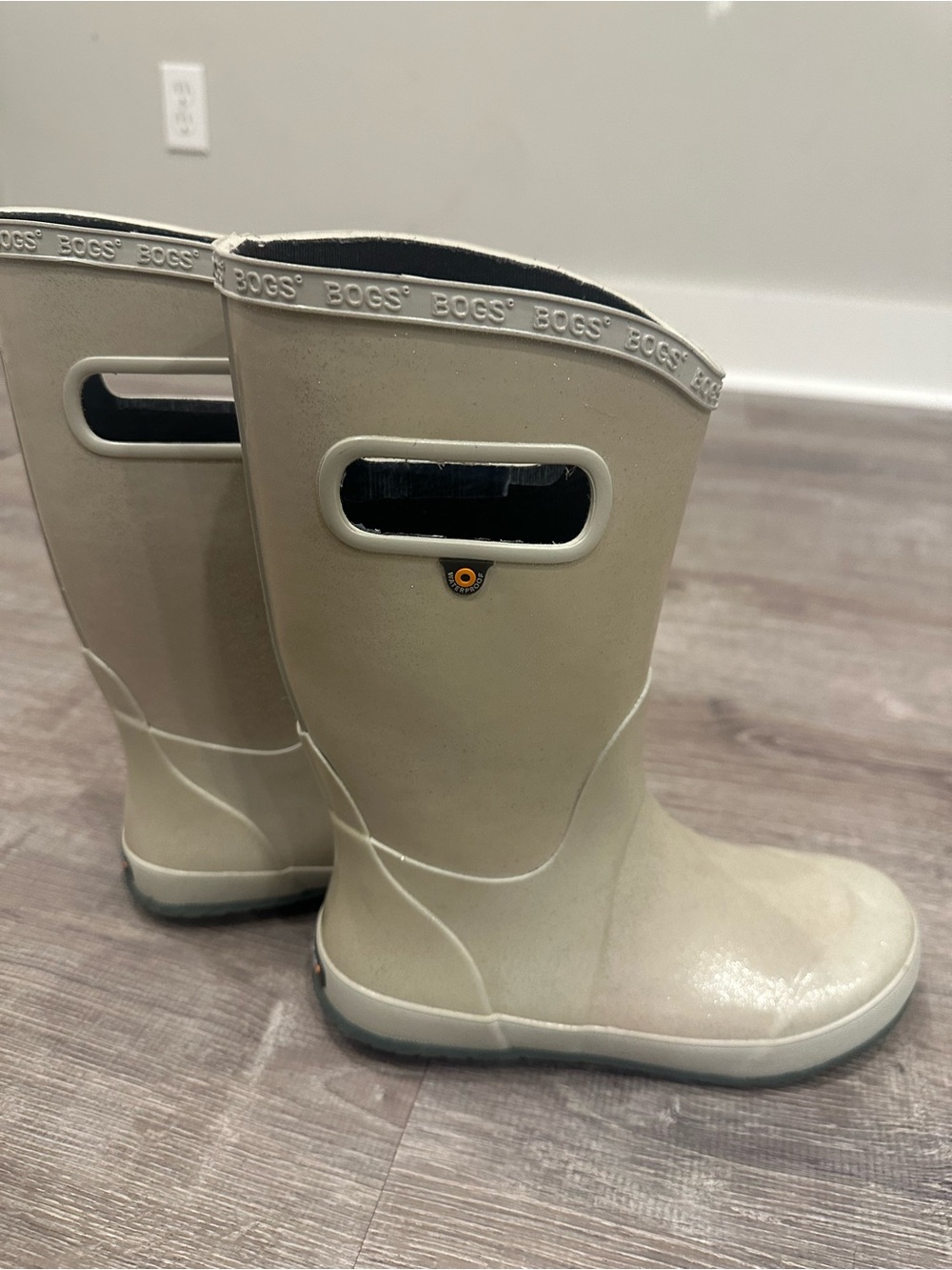 Bogs Kids' Pull-On Rain Boots in shimmery off white sz 4
